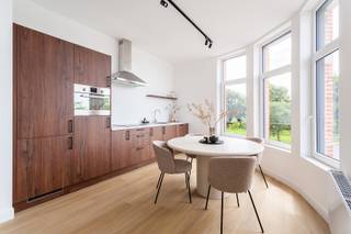 <p><strong>Appartement 2 chambres rénové avec style, lumineux et spacieux</strong></p>
<p>Vous recherchez un appartement prêt à emménager, offrant lumière, espace et confort ? Cet appartement 2 chambres entièrement rénové est fait pour vous.</p>
<p>Ce magnifique bien fait partie d’un charmant immeuble à petite échelle de seulement 5 appartements, garantissant un cadre de vie calme et agréable. Grâce aux grandes baies vitrées, chaque pièce bénéficie d’une abondance de lumière naturelle.</p>
<p>Le vaste séjour s’ouvre harmonieusement sur la cuisine ouverte au style raffiné, entièrement équipée avec des appareils modernes. Un lieu idéal pour cuisiner, se détendre ou recevoir des invités.</p>
<p>L’appartement comprend deux vraies chambres et une superbe salle de bains finie avec soin, équipée d’une baignoire, d’une douche à l’italienne et d’un double lavabo. Confort et élégance s’y marient parfaitement.</p>
<p>Une buanderie séparée et un WC invité ajoutent encore à la praticité de l’ensemble.</p>
<p>Un bien plein de caractère, baigné de lumière et idéalement situé — une visite s’impose !</p>
<p>Ne manquez pas cette opportunité et contactez dès maintenant <strong>LISTED</strong> pour une visite : +32 3 283 51 51</p>