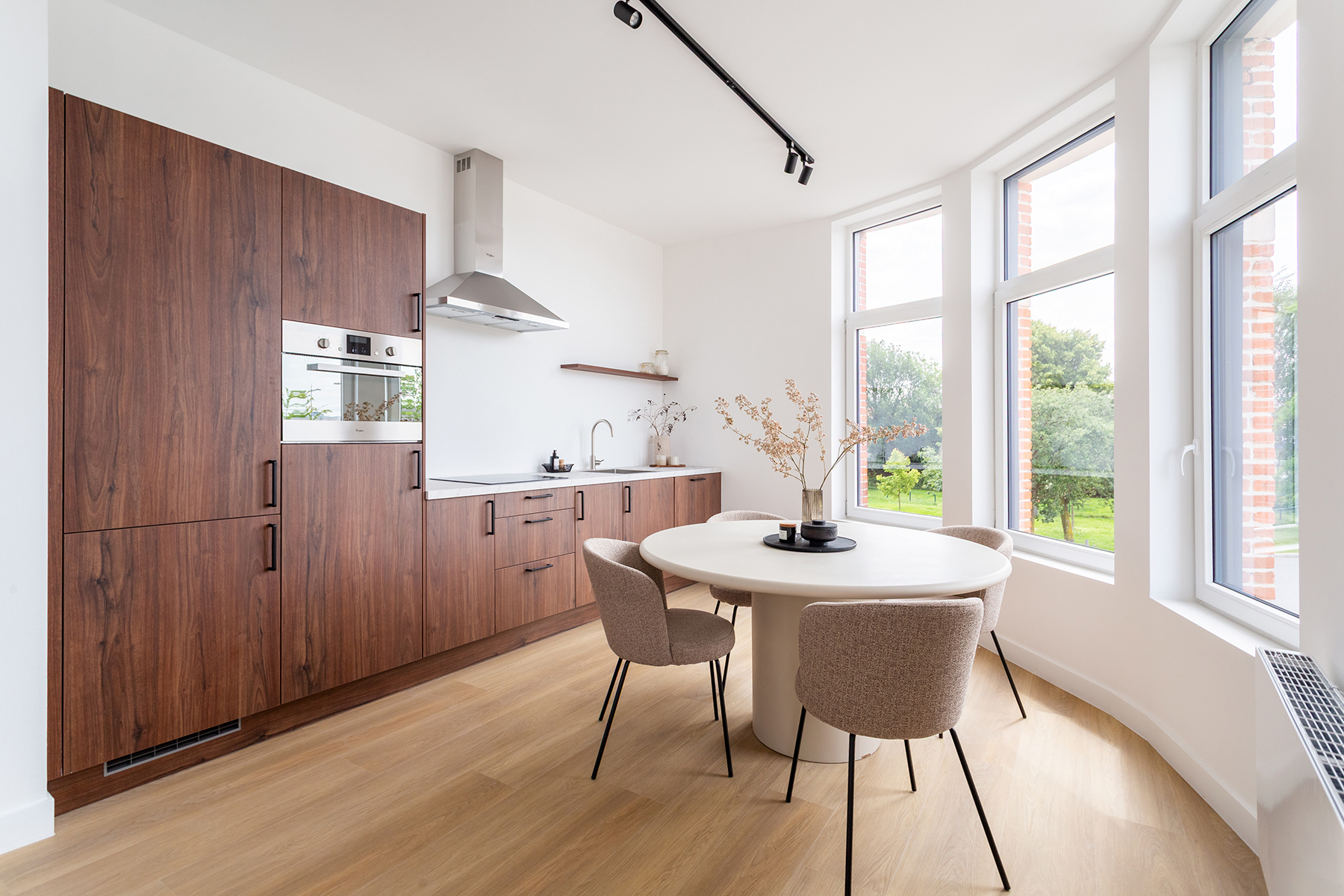 Stijlvol gerenoveerd 2-slaapkamerappartement - foto 3