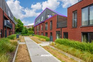 Ontdek dit stijlvolle en energiezuinige penthouse, prachtig gelegen aan het water in de gegeerde residentie "Bord'eau" te Willebroek. Dankzij de rustige ligging, vlak bij het centrum en het kanaal, geniet u van een ideale combinatie van wonen in alle sereniteit en een uitstekende bereikbaarheid via de A12, N16, N17 en E19.<br /><br />Bij het betreden van het appartement komt u terecht in een ruime inkomhal. Van hieruit bereikt u de lichtrijke leefruimte met gezellige zithoek, eetplaats en volledig uitgeruste open keuken. Aansluitend bevindt zich een uitzonderlijk ruim terras van 67 m² met een prachtig uitzicht op het kanaal. De ideale plek om te ontspannen, gezellig te tafelen of volop te genieten van de rustige omgeving.<br /><br />Het appartement beschikt verder over twee volwaardige slaapkamers, een moderne badkamer uitgerust met een dubbele wastafel en inloopdouche, een praktische berging met aansluiting voor wasmachine en de technische installaties, én een extra opbergruimte, ideaal voor het stockeren van huishoudmateriaal, fietsen of seizoensgebonden spullen.<br /><br />Extra troeven:<br /><br />Energiezuinig dankzij vloerverwarming via een lucht-waterwarmtepomp<br />7 individuele zonnepanelen (polykristallijn)<br />Rolstoelvriendelijk<br />Inclusief ondergrondse autostaanplaats<br />Individuele kelderberging<br />Gemeenschappelijke fietsenberging<br /><br />Bent u op zoek naar een instapklaar, energiezuinig appartement op een toplocatie aan het water? Dan is dit penthouse zeker een bezoek waard!<br /><br />Interesse of een bezoek inplannen?<br />Neem vrijblijvend contact op met Bjorn voor meer informatie of een afspraak ter plaatse.<br /><br />Tel: +32 477 60 68 33<br />E-mail: bjorn@mondovastgoed.be