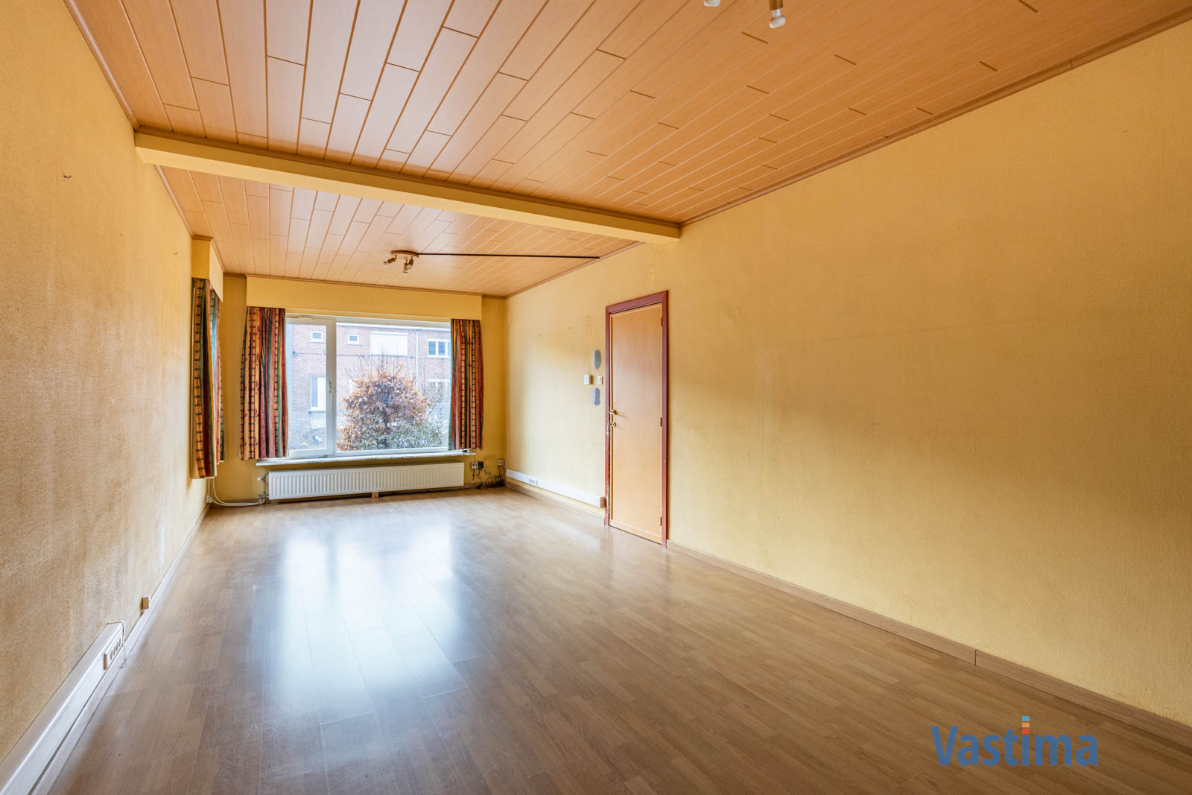 Op te frissen gezinswoning met 3 slaapkamers, garage en tuin - foto 4