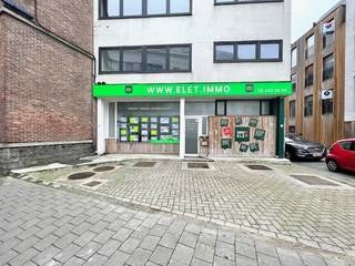HANDELSGELIJKVLOERS | PRIVATE PARKING VOOR DE DEUR | GENT ZUID<br />Gelijkvloerse handelsruimte op goede locatie te Gent Zuid met private parking, vlak voor de deur; gelegen op centrale locatie te 9000 Gent, op de Hoek Keizer Karelstraat 152 met de Belgradostraat, handelsgelijkvloers van 26,5 m² te huur, verdeeld in twee delen; Berging, toegankelijk via de gemene delen alsook eventueel inpandig (op vandaag dichtgemaakt maar deur nog aanwezig); Aparte ruimte met wastafel, wandkast met deur, apart toilet; Parking van 43 m²; Beschikbaar: onmiddellijk/ bespreekbaar met huidige huurder; Huur : 905 EUR per maand (820 € huur + 85 € kosten gemene delen) exclusief Elektriciteit, water en internet (zowel proximus als telenet voorzien); Onr.Vh ten laste vd huurder; aardgasmeter voorzien maar (nog) niet aangesloten; Info en bezoek: info@elet.immo.