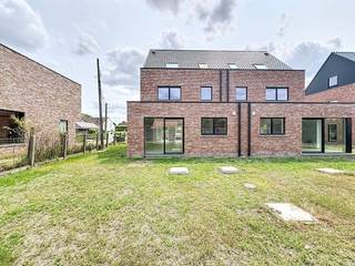 Dit nieuwbouwproject omvat 3 ruime woningen telkens met carport en tuin, gelegen in een rustige woonwijk in Desselgem.Het project omvat 1...
