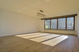 Wonen in het hart van Bornem? Dat kan vanaf 1 januari 2027 en is ideaal voor wie graag centraal woont en alle voorzieningen binnen handbereik heeft.<br />Op de eerste verdieping beschikt het appartement over een ruime woonkamer, een grote keuken, een badkamer, een praktische wasplaats en een apart toilet.<br />De tweede verdieping biedt maar liefst 3 slaapkamers, een tweede badkamer, een apart toilet, een berging en een ruime nachthal die voor extra comfort en ruimte zorgt.<br />Het appartement is praktisch ingedeeld en biedt dankzij de verschillende ruimtes volop mogelijkheden voor een gezin of wie graag wat extra ruimte heeft.<br />Er is geen lift aanwezig en er zijn geen gemeenschappelijke lasten, wat de maandelijkse kosten overzichtelijk houdt.<br />Huurvoorwaarden: 3 maanden huurwaarborg, eerste maand huur vooraf te betalen, helft van de kosten van de plaatsbeschrijving ten laste van de huurder.