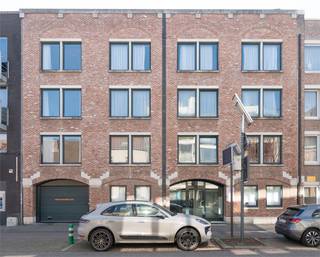 Ruim 2 slaapkamer-appartement (100m2+terras) op de derde verdieping gelegen op de Maastrichtersteenweg kort aan de Kleine Ring in Hasselt. De...