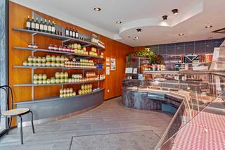 Handelspand (205 m²) te koop met woonst (202m²) en atelier/loods (257 m²) in Ruddervoorde. Deze eigendom geniet een commerciële ligging,...