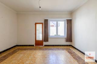 Deze woning is gelegen nabij het <strong>Fluweelpark</strong> te Gent en ligt op een boogscheut van verschillende buurtwinkels, scholen, het openbaar vervoer en het <strong>natuurreservaat Bourgoyen-Ossemeersen</strong>. U heeft een vlotte verbinding dankzij de binnenring rond Gent en de R4. Door de aangelegde fietsstraten staat u veilig op uw bestemming.<br /><br />U komt de woning binnen via de inkomhal die u verder brengt naar de woonkamer, de keuken, de badkamer en de <strong>aangename koer</strong>. Op het eerste verdiep zijn twee slaapkamers terug te vinden, verder op het tweede verdiep is een derde kamer te vinden en een zolderruimte.<br /><br />Wenst u deze woning te bezoeken? Aarzel niet ons te contacteren via 09 278 88 88 voor het maken van een afspraak.