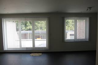 INDELINGInkomhal ca. 5m² - donkergrijze keramische tegelvloer - glazen deur naar livingGastentoilet ca. 1 m² - donkergrijze keramische tegelvloer -...