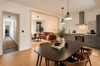 <p><b>Welcome to this excellently renovated apartment in the heart of Antwerp</b></p><p>This attractive 83m² apartment combines authentic charm with modern comfort. The property is located in a historic building with characteristic brick walls that you will find throughout the interior, which gives this home a unique and warm atmosphere.</p><p><b>Layout and rooms:</b> The apartment features two spacious bedrooms, each with large windows that let in plenty of natural light. The bedrooms are finished with warm woodwork and offer plenty of storage space thanks to the convenient built-in closets. The living room is an open, bright space with a pleasant layout, ideal for both relaxation and entertaiment.</p><p><b>Kitchen:</b> The modernized kitchen features a green kitchenette with all the necessary appliances, including a modern range hood. This spacious cooking element integrates perfectly into the open living space.</p><p><b>Bathroom:</b> The pleasant bathroom has been completely updated with a black shower enclosure, sink and modern fixtures. An angled radiator provides comfort and style.</p><p><b>Details:</b> The apartment features a practical hallway closet for additional storage space. The finish with parquet floors, stylish curtains and modern accessories make this property immediately employable and fully ready for occupancy.</p><p><b>Location:</b> Located in lively Antwerp, close to stores, restaurants and public transport. An ideal choice for those looking for a stylish and functional apartment in a vibrant area.</p>