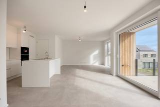 APP op 1e verdieping in residentie DIANTHUS I app 1.4 Dit appartement in Residentie Dianthus I is gelegen in het rustige nieuwbouwproject Anjelierenlaan in Denderleeuw. Rondom de residentie is er een ruime groenzone waar de bewoners van de verkaveling rustig kunnen wandelen, spelen,.. maar vooral: genieten van de omgeving. Het appartement geniet van veel lichtinval, heeft 2 slaapkamers, een badkamer met inloopdouche, een zeer ruime open leefruimte en een privaat terras. Bovendien is het volledige appartement voorzien van vloerverwarming en is het afgewerkt met zeer kwalitatieve materialen. Het gebouw beschikt tevens over een ondergrondse parking waarbij er voor iedere wooneenheid autostaanplaatsen of garages te koop zijn. Elk appartement beschikt over een berging en enkele fietsplaatsen. Zie jij jezelf hier wonen? Bel Ewout op 0497 588 888 of mail naar contact@huysmanbouw.be voor meer informatie. Meer info over het project op huysmanbouw.be