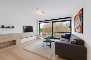 Gebruiksklare studio met terras, op slechts enkele passen van de Zeedijk en het strand. Het terras is ruim en kijkt uit op de duinen wat zorgt voor een waar vakantiegevoel. <br />Gunstige ligging weg van de drukte maar op korte afstand van het bruisend centrum en de Zeedijk. <br /> <br />Indeling: inkomhal met vestiairekast, een apart toilet, een aangename leefruimte met veel licht, een verzorgde keuken en een mooie badkamer. <br />Aan de voorzijde een tof terras, genietend van aangename open zichten. <br /> <br />De locatie is zonder twijfel een grote troef. Zo bent u te voet of met de fiets slechts enkele minuten verwijderd van alle belangrijke voorzieningen. <br /> <br />Interessante investering voor zowel eigen gebruik als voor (vakantie)verhuur. <br />Goede EPC-score &amp; blanco elektriciteitskeuring. Verder nog een private kelder aanwezig in het gebouw.<br /> <br />Bezoeken of meer informatie? <br />Contacteer Willem Cauwels op Tel. 050/89.27.70.