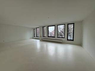 Gerenoveerd appartement met 3 slaapkamers te huur in een gebouw met lift.Indeling:- inkomhal- ruime woonkamer met veel natuurlijk licht - volledig...