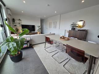 <p><span>Dit recent en energiezuinig appartement bevindt zich te centrum Schriek. Op wandelafstand van lokale handelaars, scholen en openbaar vervoer. Dit betreft een prachtig, lichtrijk appartement dankzij de grote raampartijen en de brede gevellijn. Het appartement is gelegen binnen een kleinschalig gebouw met makkelijk toegankelijke lift met spraaktechnologie.</span></p><p><span>Het appartement omvat een inkomhal met vestaire, een zeer ruime woonkamer met open keuken voorzien van alle comfort en luxe. De woonkamer geeft uit op een prachtig ruim terras van maar liefst 49m² waar u perfect een grote eettafel en lounge set kan plaatsen.  Dit terras is gelegen aan de achterzijde van het gebouw en biedt u bijgevolg alle rust. Het appartement beschikt over 2 slaapkamers eveneens gelegen aan de achterzijde. Zowel de woonkamer als de grote slaapkamer zijn voorzien van een airco unit. Een stijlvolle badkamer uitgerust met inloopdouche en volledig betegelde muren en aparte toiletruimte. De berging aansluitend aan de keuken zorgt voor een praktische extra troef.</span></p><p><span>Het appartement geniet een ruime kelder van 7m², een carport achteraan voorzien van een laadpaal,  een gemeenschappelijke afgesloten fietsenberging en vuilnisruimte.</span></p><p><span>Een top opportuniteit voor wie op zoek is naar een ruim app met terras te Schriek centrum. </span><span><br /><br /></span><span>TROEVEN</span><span>:</span><span><br /></span><span>- Recent bouwjaar</span><span><br /></span><span>- Energiezuinig</span><span><br /></span><span>- 2 slaapkamers</span><span><br /></span><span>- Centrale verwarming aardgas + airco unit</span><span><br /></span><span>- kelderberging, carport, fietsenberging en vuilnisberging inbegrepen in de prijs</span><span><br /><br /></span><span>Contacteer ons kantoor Dupont Vastgoed voor meer informatie of een bezoek ter plaatse op 015 15 15 15.</span></p>