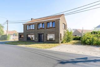 p een aangename locatie in Adegem bevindt zich deze casco woning met bijzonder veel potentieel. Een unieke kans voor handige harry’s, renovatieliefhebbers of professionelen die op zoek zijn naar een project waarin ze hun eigen droomwoning volledig kunnen realiseren.
<p>De huidige casco staat biedt u de vrijheid om de woning volledig naar eigen smaak en wensen af te werken. Van de indeling en technieken tot de materialen en afwerking: hier bepaalt u zelf hoe uw toekomstige thuis eruitziet.<br /><br /><strong>Een blanco canvas</strong></p>
<p>Deze woning vormt de ideale basis voor wie graag de handen uit de mouwen steekt. Dankzij de casco toestand zijn er tal van mogelijkheden om een moderne, landelijke of tijdloze woning te creëren die volledig aansluit bij uw persoonlijke woonwensen.</p>
<p>Ook voor een ervaren aannemer of professional biedt dit project interessante mogelijkheden.<br /><br /><strong>Troeven</strong></p>
<ul><li><strong>Casco woning met enorm veel potentieel</strong></li><li><strong>Vrijheid om volledig naar eigen smaak af te werken</strong></li><li><strong>Ideaal renovatie- of bouwproject</strong></li><li><strong>Perfect voor handige harry’s en professionelen</strong></li><li><strong>Tal van mogelijkheden qua indeling en afwerking</strong></li><li><strong>Gelegen in Adegem</strong></li></ul>
<p>Droomt u ervan om zelf uw ideale woning te creëren? Dan is Kruisken 29 de perfecte uitdaging om uw handen uit de mouwen te steken en deze casco woning om te toveren tot een unieke thuis! </p>