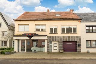 Handelspand met ruime opslagmogelijkheden en bovenliggend appartement op perceel van 1079 m²Ben je op zoek naar een unieke combinatie van wonen en...