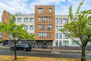 <p><strong><span>Informatie & bezoeken – 02 315 51 71</span></strong></p>
<p><strong><span>We Invest Brussels</span></strong><span> stelt u dit </span><strong><span>mooie appartement van 73 m²</span></strong><span> voor, ideaal gelegen aan de </span><strong><span>Avenue Nippone</span></strong><span>, in de gegeerde </span><strong><span>Delta-wijk van Oudergem</span></strong><span>, vlak bij winkels, openbaar vervoer, scholen en alle dagelijkse voorzieningen.</span></p>
<p><span>Het appartement bevindt zich op de </span><strong><span>2e verdieping</span></strong><span> en werd gebouwd in </span><strong><span>2018</span></strong><span>. Het verkeert in </span><strong><span>uitstekende staat</span></strong><span> en biedt een moderne en comfortabele leefomgeving. Bij binnenkomst ontdekt u een lichtrijke </span><strong><span>leefruimte van 30 m²</span></strong><span>, een functionele keuken, een ruime </span><strong><span>slaapkamer van 16 m²</span></strong><span>, een badkamer en een praktische wasruimte.</span></p>
<p><span>Het appartement beschikt over een uitstekende energieprestatie met een </span><strong><span>EPC B</span></strong><span> en een </span><strong><span>conforme elektrische installatie</span></strong><span>. Dankzij de uitstekende staat kunt u er onmiddellijk intrekken, zonder renovatiewerken.</span></p>
<p><span>De recente bouw, de uitstekende staat en de gegeerde ligging in de </span><strong><span>Delta-wijk</span></strong><span> maken van dit appartement een </span><strong><span>ideale opportuniteit als eerste aankoop of als investering</span></strong><span>.</span></p>
<p><span>Een </span><strong><span>verplichte extra parkeerplaats</span></strong><span> is beschikbaar voor </span><strong><span>€25.000</span></strong><span>.</span></p>
<p><strong><span>Te bezoeken zonder uitstel! Een zeldzame opportuniteit in de buurt.</span></strong></p>