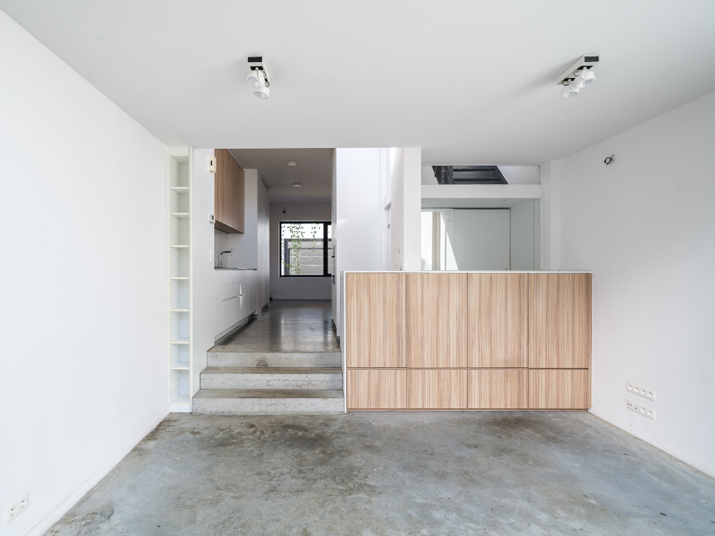 Lichtrijke en instapklare woning met charmante gevel en stadstuin nabij het Baudelopark. - photo 4