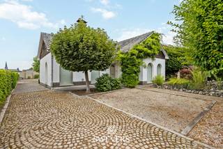 Voor meer info en foto’s, surf naar www.swevers.be – Instapklare open bebouwing op een rustige ligging in Tongeren-Borgloon met een praktische indeling, veel natuurlijke lichtinval en alle comfort voor vandaag én morgen. De woning werd gebouwd in 1971, beschikt over een bewoonbare oppervlakte van 228 m² en werd doorheen de jaren vernieuwd met onder meer een nieuwe verwarmingsinstallatie, een vernieuwde keuken en een tweede badkamer. Op het gelijkvloers vindt u een lichtrijke woonkamer, een ingerichte keuken, veranda, wasplaats, berging, gastentoilet, 4 slaapkamers en 2 badkamers. Buiten geniet u op een onderhoudsvriendelijk perceel van 764 m² met als absolute troef een privézwembad van 3 x 8 meter, ideaal om in alle rust te ontspannen. De woning combineert ruimte, comfort en een doordachte indeling, waardoor ze perfect aansluit bij gezinnen of wie toekomstgericht wil wonen. Bovendien liggen winkels, scholen, kinderopvang, horeca en ontspanning op korte afstand, net als openbaar vervoer en de autosnelweg. Een verzorgde woning met vier slaapkamers, twee badkamers en een rustige, vlot bereikbare ligging. Voor meer informatie, bel 012 699 900. Bron bewoonbare oppervlakte: EPC – verslag. Dit pand is onderworpen aan de renovatieverplichting van de Vlaamse overheid voor residentiële gebouwen (behoudens bij sloop binnen 5 jaar na de aankoop). Consulteer voor meer informatie de website van het Vlaams Energie- en Klimaatagentschap via https://www.vlaanderen.be/een-huis-of-appartement-kopen/renovatieverplichting-voor-residentiele-gebouwen.