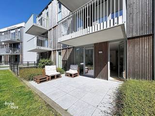 <p><span>Rustig en centraal gelegen gelijkvloers appartement te huur in de aangename wijk Koklenberghof, in het hart van Sint-Niklaas.</span></p><p><span>Dit recente appartement (bouwjaar 2019) is energiezuinig en volledig instapklaar. De lichtrijke leefruimte sluit aan op een open, volledig ingerichte keuken voorzien van alle nodige toestellen. Aansluitend is er een praktische berging. Verder beschikt het appartement over een afzonderlijk toilet, een moderne badkamer met inloopdouche en dubbele lavabo in meubel en aansluiting wasmachine, en één comfortabele slaapkamer. Buiten geniet u van een aangenaam terras. Daarnaast zijn er een kelderberging en een autostaanplaats inbegrepen. Plan uw bezoek snel in!</span></p><p><span> </span></p>