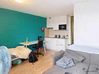 <p><span>Deze gemeubelde studio van 28 m² bevindt zich in een verzorgde studentenresidentie en is ideaal voor één persoon die op zoek is naar een comfortabele, instapklare woonruimte. De studio werd in 2020 volledig gerenoveerd, met nieuwe ramen met dubbel glas, een vernieuwde badkamer met lavabo, douche en toilet, en een moderne, uitgeruste keuken met oven, microgolf en inductiekookplaat. Het geheel is lichtrijk en beschikt over een eigen terras, wat zorgt voor een aangename woonervaring met een huiselijk gevoel. Een domicilie-adres plaatsen is mogelijk.</span></p><p><span>De residentie biedt bovendien tal van gemeenschappelijke voorzieningen, waaronder een fietsenstalling, een tuin, een lift, wasmachine en droogkast, en een gedeelde autostaanplaats. Voor internet kan de bewoner zelf een contract afsluiten bij een provider naar keuze.</span></p><p><span>De ligging is een groot pluspunt: de studio bevindt zich nabij de E314 en E40, Leuven centrum, Colruyt, UZ Gasthuisberg, Imec, de Arenbergcampus en diverse sportfaciliteiten. Ook openbaar vervoer is uitstekend bereikbaar, met bushaltes van lijnen 7, 8, 9 en de ringbus op wandelafstand.</span></p><p><span>Deze studio biedt een combinatie van comfort, praktische voorzieningen en een strategische ligging ideaal voor wie in Leuven wil studeren of werken. Interesse? Laat gerust iets weten!</span></p>