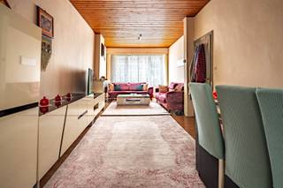 Deze ruime woning is gelegen in de Lange Achteromstraat, een rustige eenrichtingsstraat in het gegeerde Antwerpen-Zuid.<br /><br />De woning beschikt over drie volwaardige slaapkamers en biedt een functionele indeling met voldoende ruimte voor comfortabel wonen. Het pand werd tot voor kort verhuurd en bevindt zich in een licht op te frissen staat, wat toelaat om het verder naar eigen wensen aan te passen.<br /><br />Technisch is de woning voorzien van dubbele beglazing en behaalt zij een EPC-score D. De structuur van de woning is degelijk en biedt een goede basis voor zowel eigen bewoning als investering.<br /><br />De ligging vormt een duidelijke troef: op ongeveer 10 minuten wandelafstand bevinden zich het Hof van Leysen en de Karel de Grote Hogeschool. Daarnaast zijn winkels, openbaar vervoer en andere voorzieningen vlot bereikbaar.<br /><br />Een interessante opportuniteit voor wie op zoek is naar een ruime woning in een populaire stadsbuurt met een goede bereikbaarheid.<br /><br />Troeven:
<ul>
	<li>Gunstig gelegen in het gegeerde Antwerpen-Zuid</li>
	<li>Rustige eenrichtingsstraat</li>
	<li>Ruime woning met 3 volwaardige slaapkamers</li>
	<li>EPC-score D</li>
	<li>Dubbele beglazing doorheen de volledige woning</li>
	<li>Op ± 10 minuten wandelafstand van het Hof van Leysen en KdG</li>
</ul>
Meer vragen?<br />Twijfel niet ons te contacteren op 0489 55 79 90.<br /> 