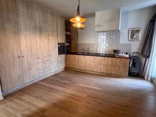 <p><span>Unieke duplex op de 1e verdieping met:</span></p><p><span>Gelijkvloers: inkomhal met trap naar boven;</span></p><p><span>1e verdiep: afzonderlijke WC; charmante living met gashaard en open keuken ingericht met afwasbak, vitrokeramische kookplaat, dampkap, oven, koelkast, vaatwas en kasten; slaapkamer; badkamer met dubbele lavabo, inloopdouche, ligbad en WC;</span></p><p><span>2e verdiep: 2 slaapkamers; badkamer met lavabo en douche;</span></p><p><span>Groot dakterras (+/- 35m²) toegankelijk via de keuken;</span></p><p><span> </span></p><p><span>Nutsvoorzieningen: water, elektriciteit (dubbel tarief - installatie conform - attest geldig tot 2040), centrale verwarming op gas, dubbel glas</span></p><p><span> </span></p><p><span> </span></p>