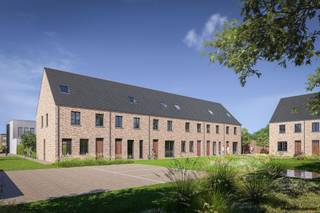 <p><span>Vous rêvez d'une maison où qualité, efficacité énergétique et confort se conjuguent ? Découvrez ce projet exclusif de 8 maisons neuves dans un lotissement de petite taille, sûr et accueillant pour les enfants.</span></p><p><span> </span></p><p><span>Chaque maison est un bijou architectural au charme intemporel, à l'agencement réfléchi et au jardin ensoleillé, dans un environnement verdoyant et calme, à l'écart de la circulation. Pourtant, vous êtes à proximité des écoles, des magasins, des transports en commun et des restaurants agréables.</span></p><p><span> </span></p><p><span>Les maisons disposent de 3 chambres spacieuses et d'un escalier fixe menant au deuxième étage, que vous pouvez entièrement aménager comme chambre supplémentaire, bureau, salle de loisirs ou salle de jeux. Dans la zone intérieure sans voiture, vous pouvez acheter des places de parking et un parking à vélos pratique, idéal pour les familles et les résidents actifs.</span></p><p><span> </span></p><p><span>Le confort et la durabilité sont essentiels : pompe à chaleur, chauffage par le sol, panneaux solaires, récupération des eaux de pluie et un niveau E exceptionnel <20 font de cette maison une maison à faible consommation d'énergie, orientée vers l'avenir.</span></p><p><span> </span></p><p><span>Financièrement très intéressant : vente dans le cadre de la loi Breyne avec un taux de TVA réduit de 6 % sur la part construction, et des droits d'enregistrement uniquement sur la part terrain.</span></p>