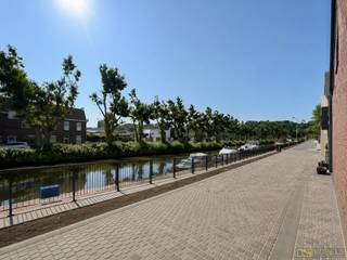 Energiezuinig BEN-APPARTEMENT met ZUIDGERICHT TERRAS, PRIVATIEVE STAANPLAATS en KELDERBERGING, ideaal gelegen op het SCHELDE-EILAND in het HART VAN OUDENAARDE. Dit DUURZAAM en KWALITATIEF AFGEWERKTE appartement maakt deel uit van het recente project "HET HAVENGEBOUW" uit 2021 en combineert een UITSTEKENDE LIGGING met HEDENDAAGS WOONCOMFORT. Dankzij het EPC-LABEL A geniet u van een UITERST ENERGIEZUINIGE woonst, terwijl winkels, horeca, openbaar vervoer en andere dagelijkse voorzieningen zich OP WANDELAFSTAND bevinden. Via de inkomhal bereikt u het gastentoilet, twee volwaardige slaapkamers, een verzorgde badkamer en de lichtrijke leefruimte met open keuken. Aansluitend bevindt zich een praktische aparte wasplaats, die extra comfort biedt in het dagelijks gebruik. Het ZUIDGERICHT TERRAS vormt de ideale plek om in alle rust van de zon te genieten. Bovendien zijn een PRIVATIEVE STAANPLAATS en KELDERBERGING inbegrepen in de prijs.<br /><br />Adres: Castel Madamastraat 4 bus 201 te Oudenaarde<br /><br />EPC: 23kWh/m², G-score en P-score A, Geen renovatieverplichting, bestuursmaatregelen in maatregelenregister: Nee