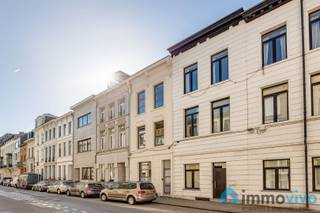 Algemeen:In de bruisende Brederodewijk vinden we deze prachtig recent gerenoveerde herenwoning (2025) met maar liefst 4 tot 5 slaapkamers en 2...