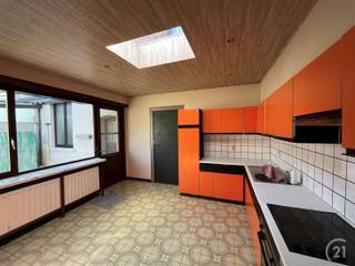 Vlakbij Denderhoutem dorp maar tevens rustig gelegen bevindt zich deze ruime en karaktervolle herenwoning met tal van mogelijkheden. Met maar liefst...