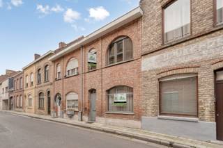 <span><span>Deze verder op te knappen maar instapklare stadswoning met drie slaapkamers en een zuid-gerichte stadstuin is ideaal gelegen op wandelafstand van het stadscentrum. De woning werd reeds grotendeels gerenoveerd, met onder meer vernieuwd sanitair, een moderne badkamer, dubbele beglazing, conforme elektriciteit en een recente verwarmingsketel. Dankzij deze ingrepen behaalt de woning een gunstig EPC-label C.<br />De woning leent zich perfect als starterswoning of als interessante investering voor verhuur.<br /><br /><u><strong>Indeling:</strong></u><br /><strong>Gelijkvloers:</strong> inkomhal, droge kelder, gezellige woon- en leefruimte, keuken, badkamer uitgerust met nieuwe inloopdouche en toilet, zonnige stadstuin met tuinhuis.<br /><strong>Eerste verdieping:</strong> apart toilet, twee slaapkamers, ingemaakte kasten.<br /><strong>Tweede verdieping:</strong> ruime slaapkamer met ingemaakte kasten.<br /><br /><u><strong>Troeven:</strong></u></span></span>
<ul>
	<li><span><span>Centrale verwarming op aardgas (onderhoud 2024);</span></span></li>
	<li><span><span>Geïsoleerde woning;</span></span></li>
	<li><span><span>Dubbele beglazing met rolluiken/zonwering;</span></span></li>
	<li><span><span>EPC-label C;</span></span></li>
	<li><span><span>Tal van ingemaakte kasten;</span></span></li>
	<li><span><span>Laag kadastraal inkomen.</span></span></li>
	<li><span><span>Elektriciteit goedgekeurd tot 2041</span></span></li>
</ul>
<span><span>Een woning met veel potentieel op een uitstekende locatie!<br /><br />Maak nu uw afspraak op het nummer 051/50 11 51 of mail naar info@diksimmo.be en ontdek uw nieuwe thuis in hartje Ieper.</span></span>