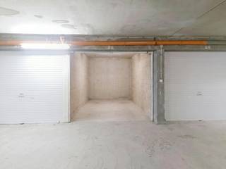 Box de garage situé au centre à louer au Duinenweg 296 à Middelkerke. Idéalement situé à proximité de la place du marché et de la place Mouchotte, et à distance de marche du centre et du Zeedijk. <br /><br />Dimensions : <br />- hauteur 2,00 m<br />- largeur d'entrée 2,36 m<br />- profondeur 5,62 m<br /><br />Avantages :<br />- box de garage situé au centre<br />- près du front de mer et du centre<br />- box de garage fermé spacieux<br /><br />Êtes-vous intéressé par la location de ce box de garage ? <br />Réservez votre visite dès aujourd'hui !