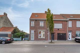 <strong>Vanaf 249.000,00 euro!</strong><br /><br />Deze charmante halfopen bebouwing volledig gerenoveerd in 2025, combineert authentieke karaktertrekken met hedendaags wooncomfort. De woning werd tot in de puntjes afgewerkt in een modern-landelijke stijl en is instapklaar voor wie op zoek is naar een warme gezinswoning.🏡<br /><br />🛋️<u><strong>Indeling:</strong></u>
<ul>
	<li>Inkomhal met gastentoilet</li>
	<li>Lichtrijke leefruimte met gezellige zithoek en eetplaats✅</li>
	<li>Toegang tot de volledig geïnstalleerde keuken, uitgerust met oven, koelkast, vaatwasser, kookplaat, dampkap en overvloedige opbergruimte</li>
	<li>Aansluitend een praktische berging/wasplaats met achterdeur naar het terras en de tuin🌿</li>
	<li>Droge kelder</li>
</ul>
<u><strong>Verdieping 1:</strong></u>

<ul>
	<li>2 slaapkamers🛏️</li>
	<li>Moderne badkamer met dubbel lavabomeubel, toilet en inloopdouche🚿</li>
	<li>Extra dressingruimte met ingemaakte kasten</li>
</ul>
<strong><u>Verdieping 2:</u></strong>

<ul>
	<li>Masterbedroom met lavabomeubel en douchecabine🌞</li>
</ul>
<br />De woning is energiezuinig met een EPC-label B en biedt een kwalitatieve afwerking, ideaal voor een gezin dat meteen wil genieten van zorgeloos wonen!<br /><br />📍<u><strong>Ligging:</strong></u><br />Gelegen in de rustige Drockaertstraat te Rekkem, bevindt deze woning zich op wandelafstand van lokale voorzieningen, winkels en scholen. Dankzij de nabijheid van belangrijke invalswegen en de E17 is er een vlotte verbinding richting Kortrijk, Menen en Frankrijk. De combinatie van een rustige woonbuurt met goede bereikbaarheid maakt deze locatie bijzonder aantrekkelijk.<br /><br />Heeft deze woning uw interesse gewekt?<br />Aarzel niet en contacteer Dominique vandaag voor uw afspraak!<br />📞Bel <strong>+32 476 77 31 31</strong>  of 📧mail <strong>dominique@vastgoedcanniere.be</strong>