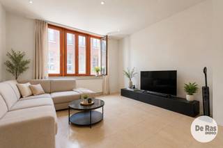 EERSTE BEZOEKDAG ZAT. 29/08 VAN 10U TOT 12U (enkel op afspraak)<br /><br />ZOTTEGEM CENTRUM – Karaktervolle stadswoning met polyvalent gelijkvloers.<br /><br />Wonen, werken, ondernemen of combineren? Deze stadswoning biedt het allemaal. De eigendom combineert een aangename woonst van ca. 145 m² met een afzonderlijk polyvalent gelijkvloers van maar liefst 88 m². Het gelijkvloers kan naar eigen behoefte worden ingericht als hobby- of ontspanningsruimte, opslagruimte, wasplaats of andere doeleinden. Ook de ideale combinatie van wonen en exploitatie van zelfstandig beroep, volledig autonoom gescheiden van het privéwoongedeelte.<br /><br />De woonst omvat op de eerste verdieping een aangename leefruimte met open keuken en eetplaats, ruime bergruimte die eventueel als extra slaapkamer kan worden ingericht en een afzonderlijke koele berging. De tweede verdieping beschikt over een ruime slaapkamer en comfortabele badkamer. Vanuit de hal is er toegang tot het achterliggende platte dak. Mits de nodige vergunningen kan dit mogelijk worden ingericht als gezellig terras. De afgewerkte zolderverdieping doet momenteel dienst als volwaardige slaapkamer.<br />Overigens nog een droge kelder aanwezig. <br /><br />Een bijzonder veelzijdige eigendom met tal van mogelijkheden, zowel voor particulieren als voor wie wonen en werken wil combineren.<br /><br />Appartement momenteel verhuurd.<br />De vermelde prijs is een richtprijs. Na ontvangst van de biedingen zal de verkoper beslissen of hij/zij de eigendom verkoopt aan het beste bod. De richtprijs is aldus niet bindend voor de verkoper. Voor meer info kunt u ons contacteren of het reglement raadplegen op onze website.<br />EPC: 131 kWh/m² (appartement)
