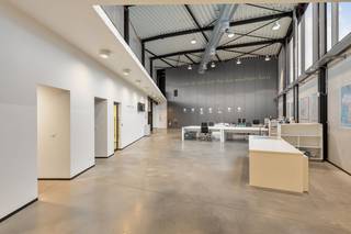 Découvrez ce bâtiment commercial moderne et économe en énergie datant de 2013, stratégiquement situé dans une zone industrielle et PME de Genk, à...