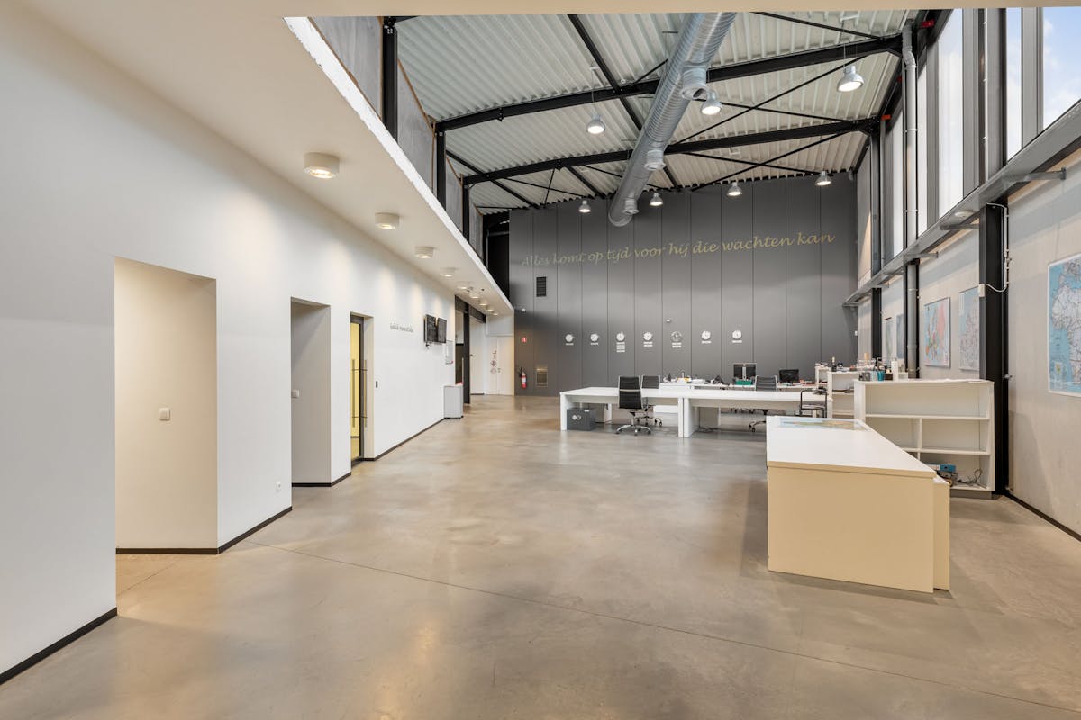 Bâtiment commercial moderne avec panneaux solaires et connectivité haut de gamme à Genk - photo 2