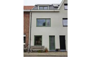 Rustig gelegen woning met 4 slaapkamers op 116m² met tuintje van circa 45m² op het westen, gelegen in een doodlopende straat vlak aan de Dijledijk.<br />De woning omvat: kelder, inkomhal, living 35m² met gaskachel, berging, keuken, 4 slaapkamers (16m² - 15m² - 13m² - 9m²) en badkamer. Verder is er nog een zolderkamer op de 3de verdieping.<br />Vanuit de slaapkamer op de 2de verdieping aan de achterkant van het gebouw is er een zeer mooi zicht op de Dijle.<br />Bouwjaar 1954 doch recenter diverse vernieuwingen zoals o.a. recent geplaatste ramen in aluminium met hoogrendement dubbel glas en deuren, vernieuwd en geïsoleerde dak, buitenmuur isolatie en afgewerkt met spuitkurk. <br />Verwarming met gaskachel in living (geen verwarming op verdiepingen).<br />Zonnepanelen aanwezig voor 3.080 Wp en thuisbatterij van 4,8 kWh.<br />Totale vloeroppervlakte: 143m².<br />KI: 458 euro.<br />Stedenbouw info: woongebied - geen verkavelingsvergunning - voorkooprecht ruimtelijke ordening - geen rechterlijke herstelmaatregel of bestuurlijke maatregel opgelegd - geen maatregelen in het Vlaams handhavingsplatform.<br />Geen risicozone voor overstromingen - perceelscore C - gebouwscore C.