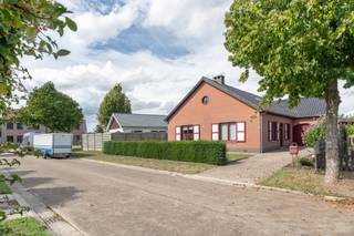 <span><strong>Te renoveren laagbouwwoning met 3 slpks, tuin en inpandige garage te Beerse</strong><br />Mogelijkheid tot 5 slaapkamers | Inpandige garage | Top locatie nabij centrum<br /><br /><strong>Omschrijving:</strong><br />Deze ruime laagbouwwoning bevindt zich op fietsafstand van het centrum van Beerse!<br /><br />We betreden de woning via de charmante inkomhal, dewelke uitgeeft op de ruime woonkamer met zithoek en eethoek. Aansluitend bevindt zich de volledig uitgeruste keuken met toegang tot de tuin!<br /><br />Via de nachthal betreden we de 3 volwaardige slaapkamers en de badkamer, uitgerust met een inloopdouche, wastafel en aansluiting voor wasmachine. Tevens beschikt deze laagbouwwoning over een inpandige garage, waar men toegang heeft tot de zolder. Deze zolder beschikt reeds over een destijds afgewerkte kamer en biedt nog vele mogelijkheden tot afwerking naar een 5de slaapkamer, mits plaatsing van een vaste trap.<br /><br />Als extra is de woning volledig onderkelderd met kruipkelder.<br /></span><span>Ten slotte geniet men van een gezellig tuintje, momenteel ingericht met serres.<br /><br /><strong>Algemeen:</strong><br />- Vernieuwde garagepoort (2023)<br />- Regenwaterput 3.000l<br />- Verwarming op gas<br />- Kruipkelder<br />- Op fietsafstand van het centrum!<br />- EPC: E-label (renovatieverplichting)</span>