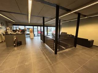 <p>Dit ruime handelspand biedt een uitstekende gelegenheid voor diverse commerciële activiteiten (retail, showroom, kantoor,...) dankzij de open structuur en strategische ligging. Het pand heeft een totale oppervlakte van ca. 380m², verdeeld over een gelijkvloers en een kelderverdieping. Ideaal voor ondernemers die op zoek zijn naar een flexibele ruimte met tal van mogelijkheden. Daarnaast is er voldoende parkeergelegenheid voor klanten en personeel. De winkel is goed bereikbaar en ligt in de dorpskern van Begijnendijk.<br /><br />Voor meer informatie of een bezoek, neem gerust contact op via vastgoed@gysemansgroep.be of 016 365 365.</p>