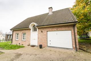VALIMMAS verhuurt deze welgelegen en comfortabele vrijstaande woning met garage en tuin. Het gelijkvloers bestaat uit een inkomhal, een toilet,...