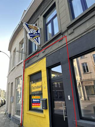 Multifunctioneel handelsgelijkvloers, ev. mogelijk voor horeca (opp. ca. 100 m²). <br />Dit pand is gelegen in de gekende Gentsestraat, naast ‘DELUXE BURGER’. <br />Een degelijk horeca concept is mogelijk (afhaalraam reeds aanwezig). <br />Het pand bestaat uit een open commerciële ruimte (actuele keuken gaat weg), sanitair, een sociale ruimte en een compacte buitenruimte. <br />De maandelijkse huurprijs bedraagt 895 euro + 100 euro EWG. <br />Beschikbaar: onmiddellijk. <br /><br />Benieuwd naar dit bedrijfsvastgoed te huur regio Aalst? <br />Contacteer info@immodelestre.be of 054 33 62 52. <br />www.immodelestre.be<br />