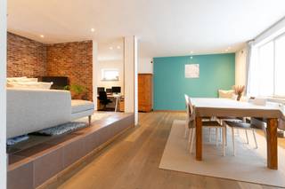 <p>Op zoek naar rust, ruimte en comfort? Ontdek deze instapklare woning met een prachtig uitzicht op groen. Deze woning combineert een landelijke ligging met praktische voorzieningen en uitbreidingsmogelijkheden.<br /><br />Indeling: inkomhal, zéér ruime fraaie leefruimte met salon- en bureauhoek, keuken (gasfornuis) en eetplaats deze hebben zicht en connectie met de prachtige tuin. Verder beschikt het gelijkvloers over een ruime berging/wasplaats, gastentoilet en hobbyruimte/garage/schuur. <br /><br />Op het verdiep zijn er 3 slaapkamers en de fraaie badkamer met vrijstaand bad, toilet en douche. <br /><br />Prima energiescore (label c), dankzij het vernieuwde geïsoleerde dak (12cm), centrale verwarming (gas) en warmtepomp (lucht/lucht). <br /><br />Achteraan bevindt zich de zeer fraaie tuin met ruim terras met zicht op de achtergelegen velden. <br />Via de tuin heeft u eveneens toegang tot de hobbyruimte/schuur als tot de straat via de oprit.</p>
<p>Alvast even binnenkijken?<strong> </strong>Klik op het 360°-icoontje of bezoek de woning via deze link: https://my.matterport.com/show/?m=h8WFWykYQac<br />Interesse of meer info? Contacteer Jens via 052/690.691 of jens@immotijl.be</p>