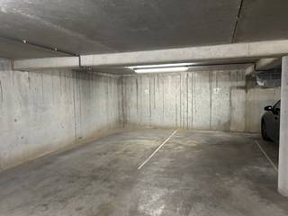 Te koop aangeboden: open ondergrondse parkeerplaats gelegen in de garage van een appartementsgebouw in de Fabriekstraat, op wandelafstand van het centrum van Aarschot en het treinstation.<br />Deze parkeerplaats biedt een ideale oplossing voor wie veilig en comfortabel wil parkeren in de buurt van winkels, openbaar vervoer en het stadscentrum. Dankzij de centrale ligging is dit een uitstekende opportuniteit voor bewoners, pendelaars of investeerders.<br /><br />Voor meer informatie neem contact op vastgoed@gysemansgroep.be.