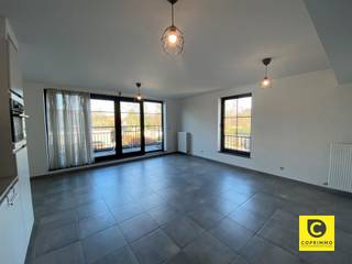 <p><span>Recent, kwaliteitsvol appartement op de eerste verdieping met een mooi aangelegde voortuin, stijlvol afgewerkte inkomhal en trapzaal met lift.</span></p><p><span> </span></p><p><span>We komen binnen in het appartement via een centrale nachthal. De grote woonkamer ligt aan de rustige achterzijde van het gebouw en heeft een open keukenwand met inbouwtoestellen (kookplaat, oven, dampkap, koelkast en vaatwasmachine). Via een groot schuifraam komt men op het terras dat zich uitstrekt over de gehele breedte van de leefruimte en bijna 2 m breed is, voldoende om enkele comfortabele zetels of een kleine eettafel te plaatsen. </span></p><p><span> </span></p><p><span>Beide slaapkamers liggen aan de voorkant en hebben via de kamerhoge ramen toegang tot een klein balkonnetje. Dankzij de super-isolerende ramen komt er geen straatlawaai binnen. Verluchten gebeurt door middel van een mechanisch verluchtingssysteem. De badkamer werd voorzien van een mooie grote inloopdouche en dubbele lavabo.</span></p><p><span> </span></p><p><span>Verder is er een apart toilet met lavabo en een ruime berging met de individuele verwarmingsketel en aansluiting voor een wasmachine.</span></p><p><span> </span></p><p><span>Achteraan het gebouw ligt de overdekte en afgesloten fietsberging en er dient een autostaanplaats gehuurd te worden aan € 55,00. </span></p><p><span> </span></p><p><span>Huurprijs & kosten</span><span><br />Huurprijs: € 950,00 / maand</span></p><p><span>Autostaanplaats: € 55,00 / maand</span></p><p><span>Gemeenschappelijke kosten : € 50,00 / maand (Onderhoud gemeenschappelijke delen)</span></p><p><span> </span></p><p><span>Troeven</span></p><ul><li><span>Modern appartement</span></li><li><span>Aparte meters</span></li><li><span>Uitstekend EPC</span></li><li><span>Lage gemeenschappelijke kost</span></li><li><span>Fietsenberging en autostaanplaats beschikbaar</span></li></ul>