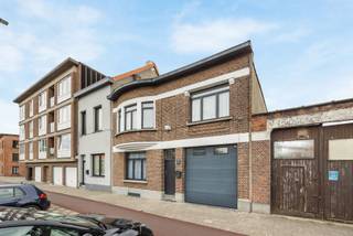 <p>Aan de Steynstraat 210 in Hoboken vind je deze eengezinswoning met 252 m² bewoonbare oppervlakte en een zuidwest georiënteerde buitenruimte van 26 m².</p>
<p>Op het gelijkvloers geniet je van een ruime leefruimte, volledig uitgeruste keuken, <b>twee badkamers</b>, een praktische wasplaats en toegang tot de kelder. Boven bevinden zich <b>vier comfortabele slaapkamers</b>.</p>
<p>De woning beschikt over een <b>aansluitende garage/opslagruimte van 28 m²</b> met een hoogte van 3,5 m, ideaal voor een wagen, camionette of extra opslag.<br /><br /></p>
<p><b>Troeven:</b><b></b></p>
<p><span> </span>•<span> </span>4 slaapkamers</p>
<p><span> </span>•<span> </span>2 badkamers en wasplaats op het gelijkvloers</p>
<p><span> </span>•<span> </span>Zuidwest georiënteerde buitenruimte</p>
<p><span> </span>•<span> </span>Garage van 28 m², hoogte 3,5 m</p>
<p><span> </span>•<span> </span>Centrale ligging vlak bij winkels, scholen en openbaar vervoer<br /><br /></p>
<p><b>Extra:</b></p>
<p>Dubbele beglazing hout en PVC, verwarming op gas.</p>
<p>Stedenbouw in aanvraag<br /><br /></p>
<p><b>Interesse?</b><b></b></p>
<p>Contacteer lex@bauwensvastgoed.be voor een bezoek.</p>