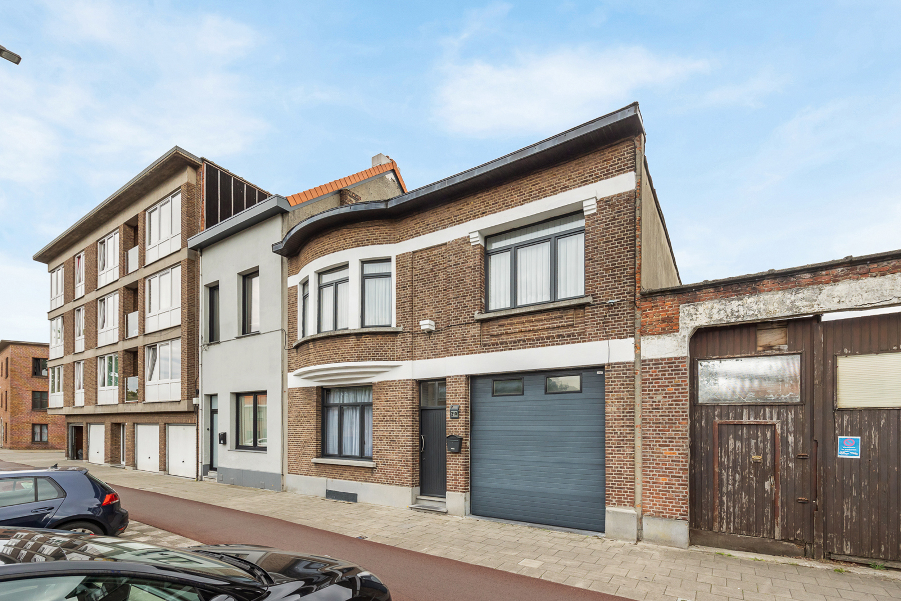 Ruime gezinswoning met 4 slaapkamers, 2 badkamers en garage - foto 1