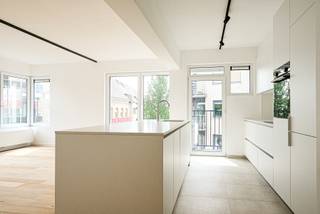 Dit gebouw aan de Markt in Gistel onderging een metamorfose!Het appartement gelegen op de tweede verdieping werd volledig gerenoveerd met zeer fijne,...