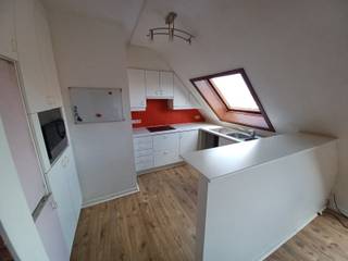 <p>Duplexappartement in het centrum van Lotenhulle.</p>
<p>Dit appartement is gelegen op de 3<sup>e</sup> verdieping en beschikt over een inkomhal met apart toilet, badkamer, 2 slaapkamers en een leefruimte met halfopen keuken.</p>
<p>Dit alles tussen Deinze en Aalter op wandelafstand van openbaar vervoer, slager, bakker, restaurant, spar…</p>
<p>Kleinschalige residentie van 1991, op 3 minuten rijden van oprit E40.</p>
<p>Ideaal startersappartement of als investering.</p>
<p>EPC: 352 kWh – De renovatieplicht is NIET van toepassing. Asbestveilig</p>
<p>G-score: A – P-score: A [Vg, Wg, Gdv, Gvkr, Gvv]</p>
<p>Voor meer info of een bezoek: 0485/85.86.65 of info@vhvastgoed.be</p>