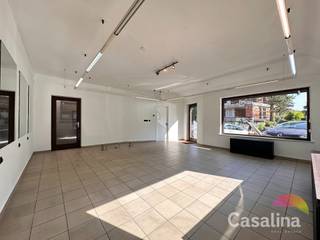 CASALINA Real Estate biedt exclusief te koop aan : Commerciële gelijkvloers – ideaal voor vrije beroepen.Gelegen aan de Mechelsesteenweg, op een...