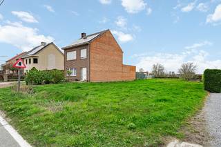 Op een uitstekende locatie te Putte bevindt zich deze bouwgrond van 1090 m² voor een halfopen bebouwing. U geniet hier van een uitstekende ligging met een prachtig zicht op de achterliggende weilanden en in de nabijheid van winkels, scholen en het openbaar vervoer. <br /><br />Deze bouwgrond biedt tal van stedenbouwkundige mogelijkheden. De render geeft een indicatieve weergave van een mogelijke woning volgens de geldende bouwvoorschriften conform de verkaveling.<br /><br /><u>Bouwvoorschriften</u>:<br />- Halfopen bebouwing<br />- Max. bouwdiepte is 17m.<br />- Hellende dakvorm (dakhelling tussen 15° en 35°)<br />- Max. kroonlijsthoogte is 6m.<br />- Bijgebouw is toegelaten<br /><br />Dit is een uitstekende opportuniteit als u op zoek bent naar een bouwgrond voor een halfopen bebouwing te Putte. Contacteer ons voor meer informatie op 0480/66 14 77 of neem een kijkje op www.boonstravastgoed.be .<br /><br />Bijzonderheden:<br />- Perceel = 1090 m²<br />- Uitstekende ligging<br />- Halfopen bebouwing 