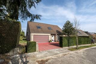 The property is located in the quiet residential area of Diependaal in the sub-municipality of Winksele. An ideal location for those seeking a peaceful living environment with the convenience of nearby amenities and good accessibility.<br /><br />Layout:<br />On the ground floor, you will find an entrance hall, toilet, living room, kitchen, storage room, double garage, terrace, and garden. The first floor includes three bedrooms, a hallway, and a bathroom.<br /><br />Special features:<br />-electric heating<br />-asbestos-free<br />-renovation obligation applies